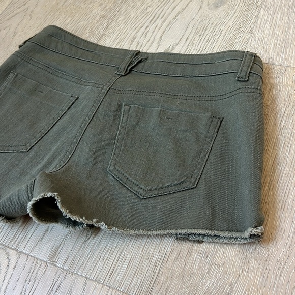 LIKE NEW! Army green Boho denim / jean cutoff shorts. Size 3 / Small. - Picture 10 of 12
